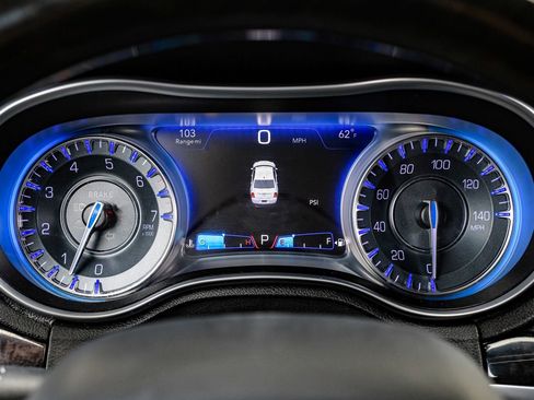 Used 2018 Chrysler 300 Limited image 19