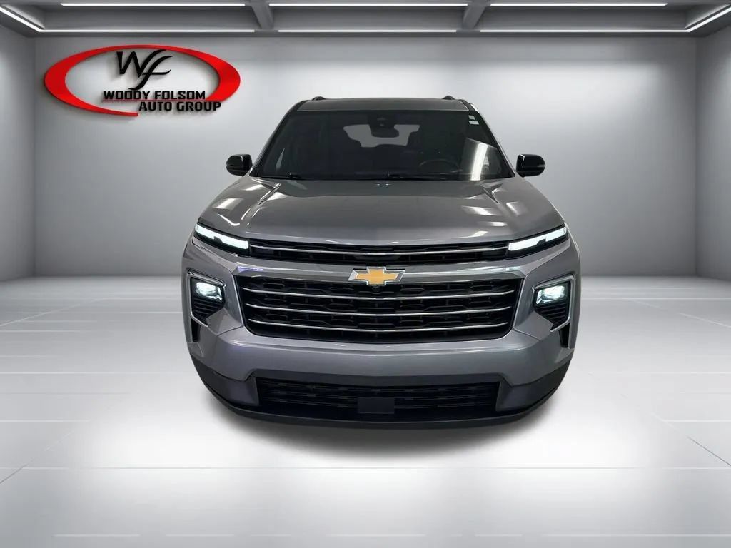 Used 2025 Chevrolet Traverse LT FWD image 2