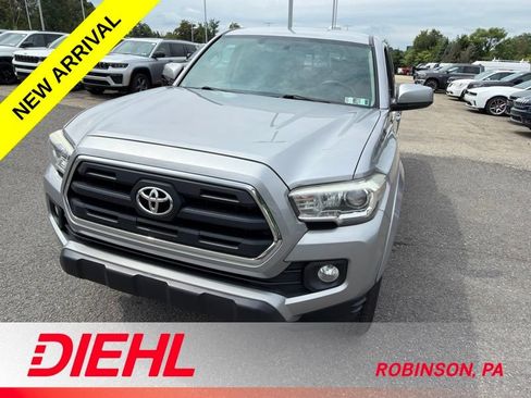 Used 2016 Toyota Tacoma SR5 w/ SR5 Appearance Package (SN) AWD/4WD image 2