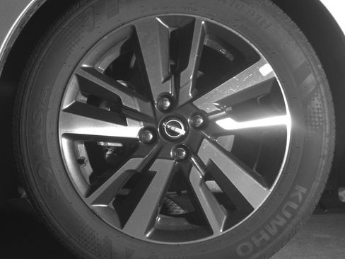 Used 2025 Nissan Versa SV image 12