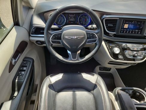 Used 2018 Chrysler Pacifica Touring-L FWD image 12