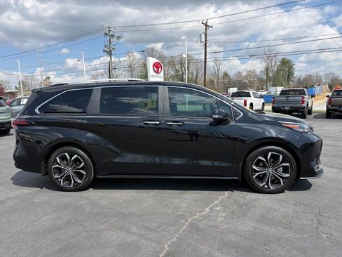 Used 2025 Toyota Sienna Platinum FWD image 2