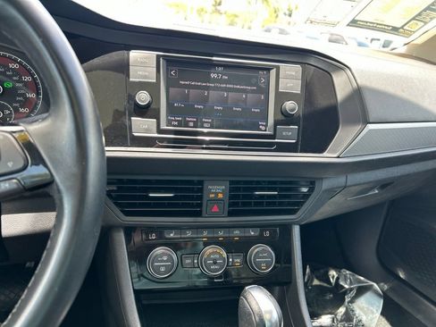 Used 2019 Volkswagen Jetta SE FWD image 32