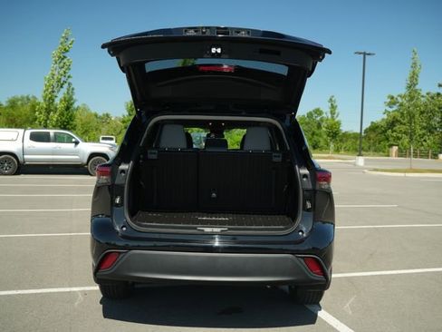 Used 2023 Toyota Highlander L FWD image 16