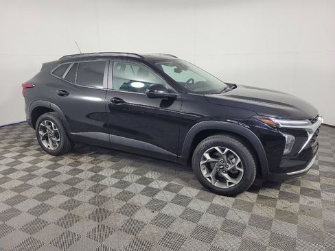 Used 2024 Chevrolet Trax LT w/ Sunroof Package FWD image 11
