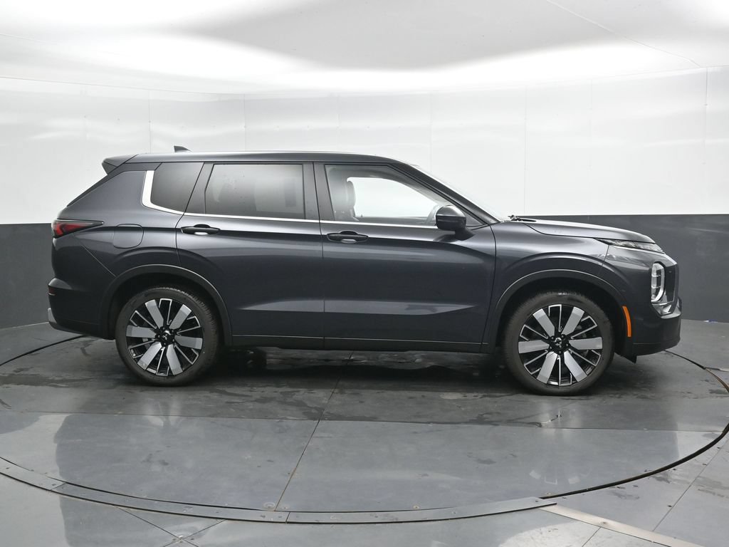 Used 2025 Mitsubishi Outlander AWD image 3