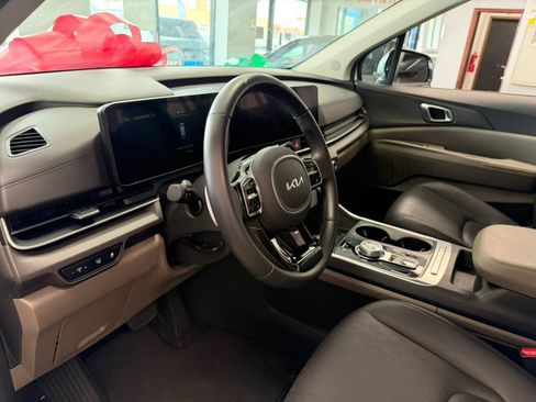 Used 2025 Kia Carnival EX FWD image 26
