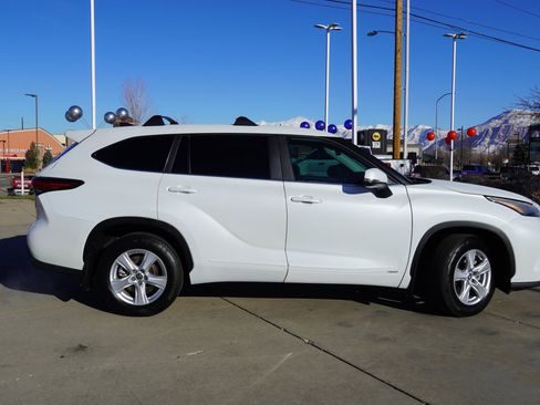 Certified 2023 Toyota Highlander LE image 9