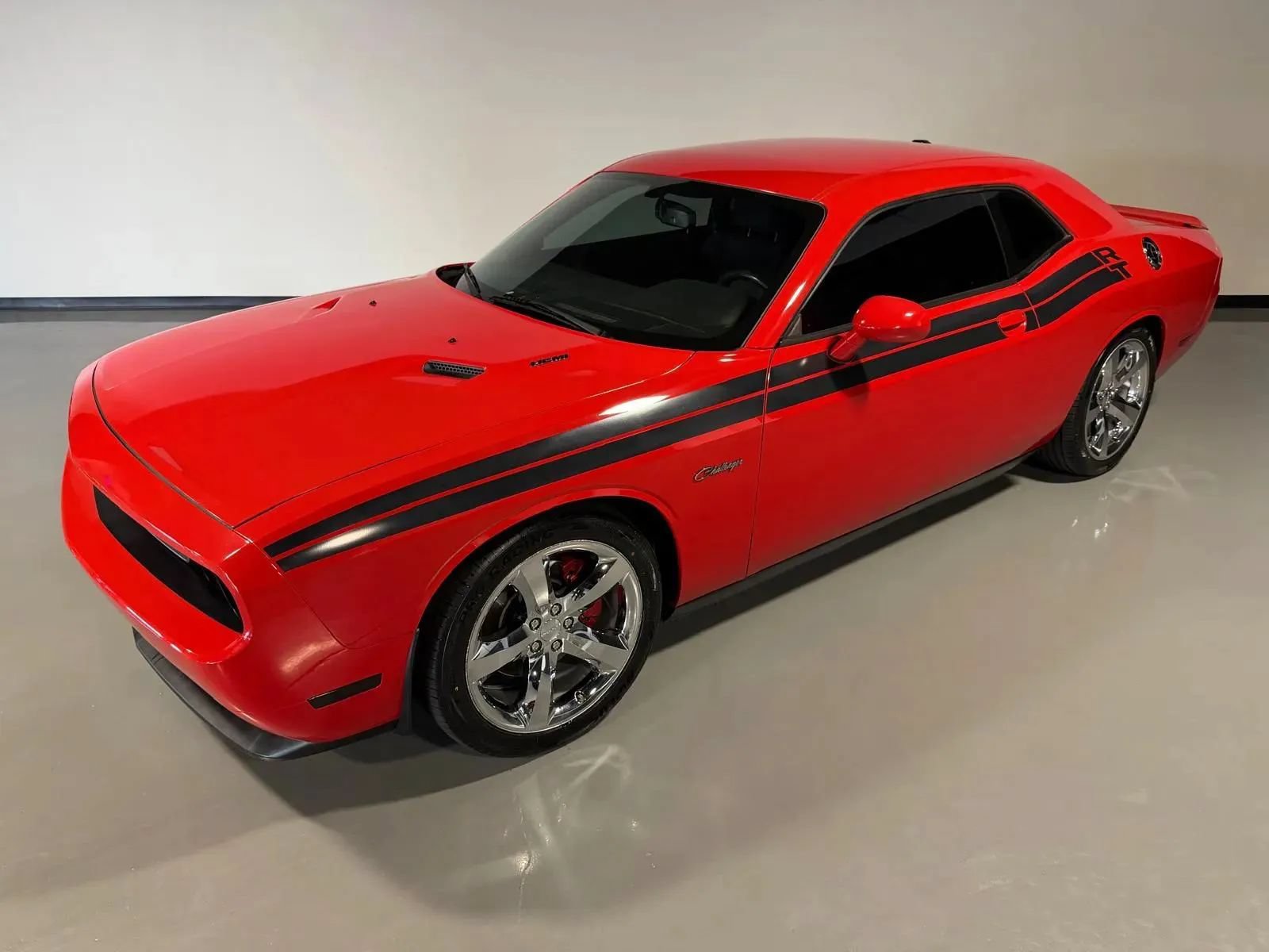 Used 2014 Dodge Challenger R/T RWD image 32