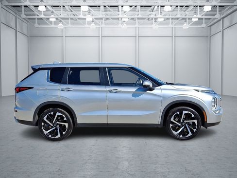Used 2023 Mitsubishi Outlander SE image 7