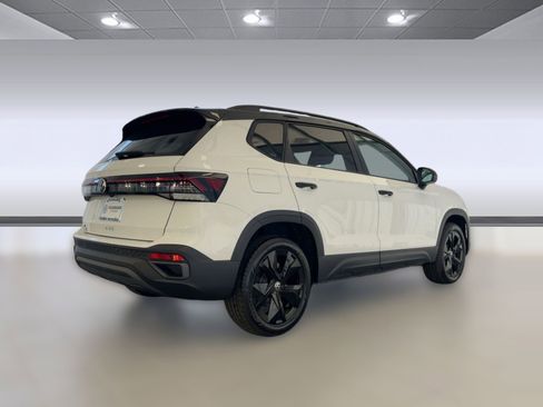 New 2026 Volkswagen Taos SE image 9