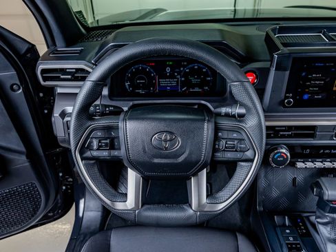 Used 2025 Toyota Tacoma TRD Off-Road image 19