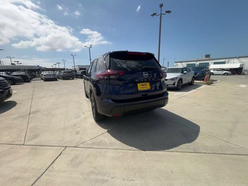 Used 2025 Nissan Rogue SV FWD image 10