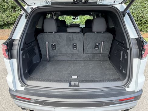 Used 2025 GMC Acadia Elevation AWD/4WD image 4