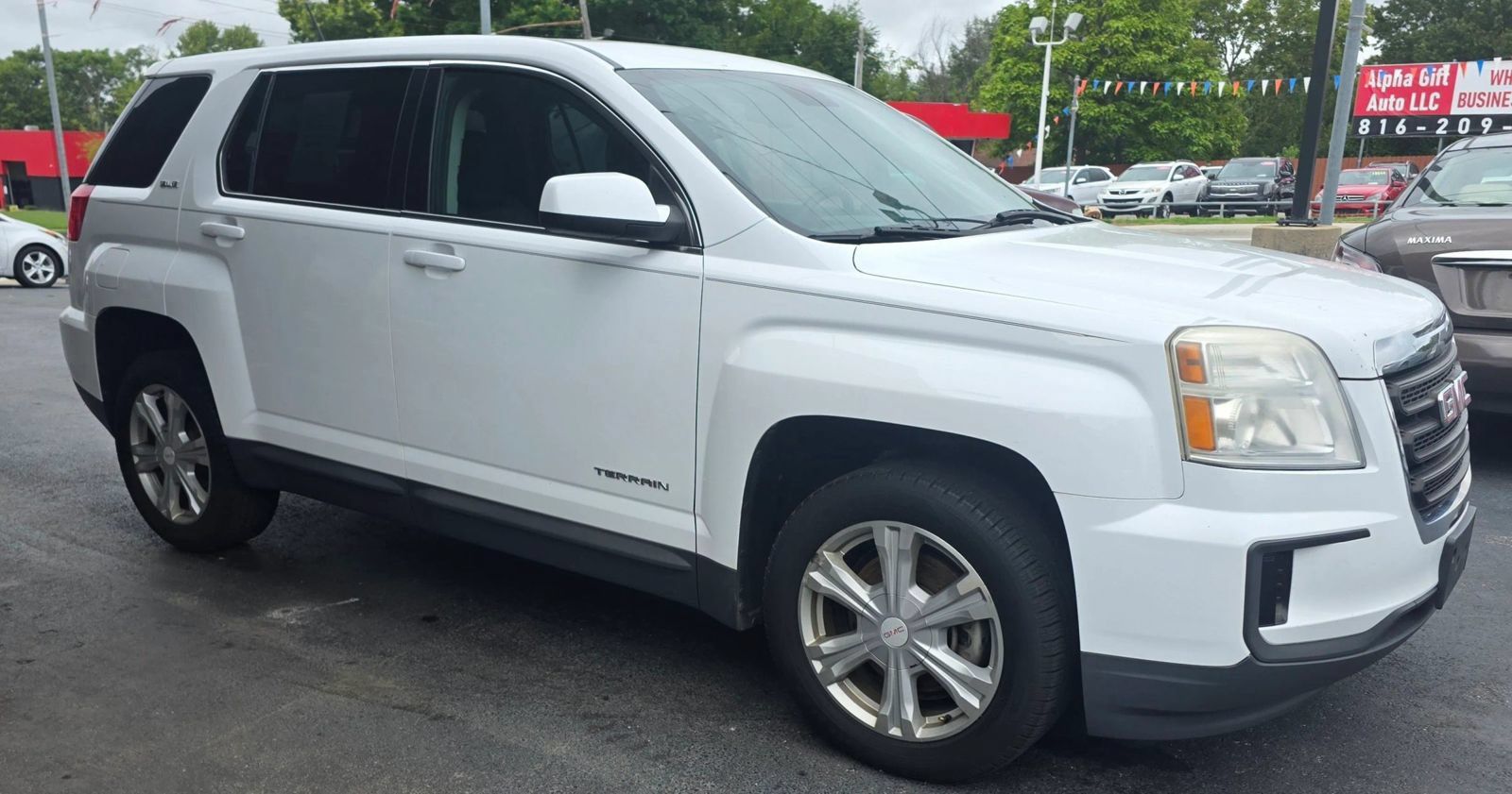 Used 2017 GMC Terrain SLE FWD image 2