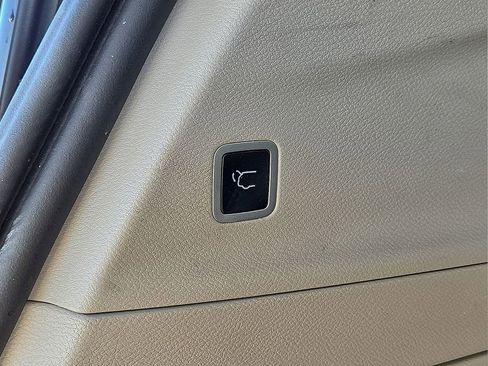 Used 2023 Chrysler Pacifica Limited image 16