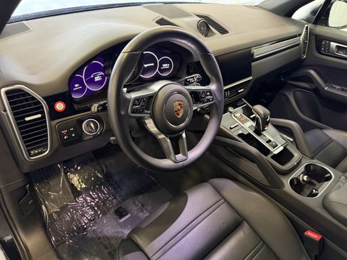 Certified 2023 Porsche Cayenne Platinum Edition image 4