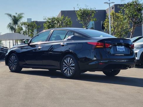 Used 2024 Nissan Altima 2.5 SV image 2