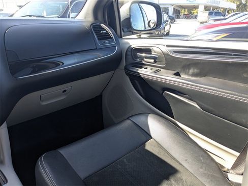 Used 2019 Dodge Grand Caravan SXT w/ Driver Convenience Group image 18