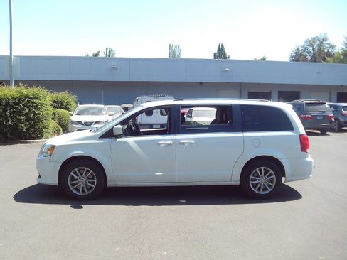 Used 2019 Dodge Grand Caravan SXT FWD image 2