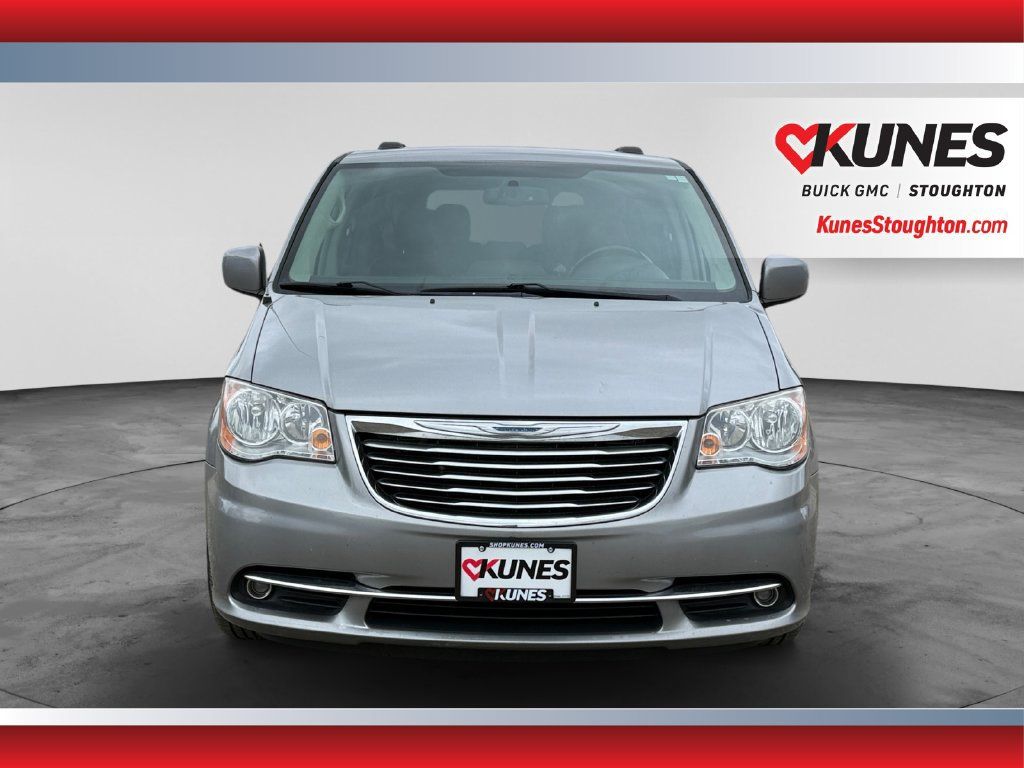 Used 2016 Chrysler Town & Country Touring FWD image 2