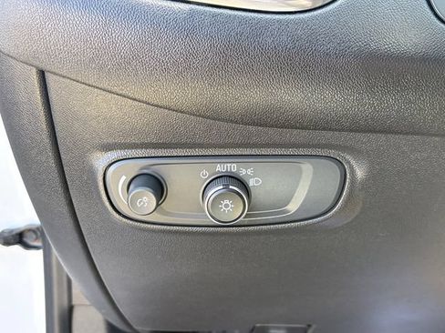 Used 2022 Chevrolet Equinox LS w/ LS Convenience Package FWD image 24