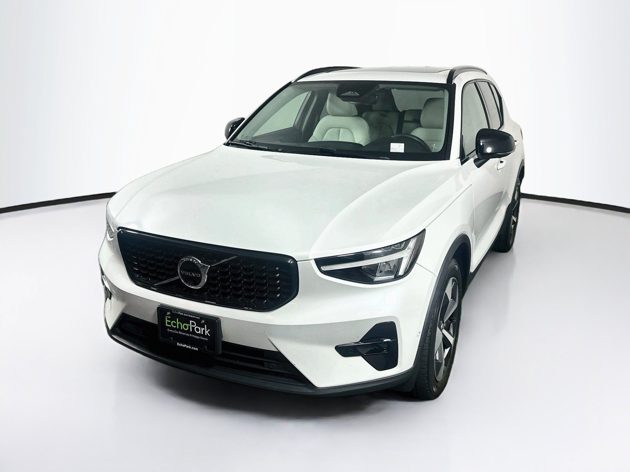 Used 2023 Volvo XC40 B4 Ultimate FWD image 3