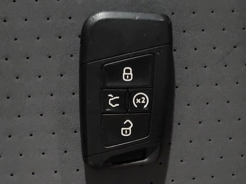 Used 2025 Volkswagen Jetta SE FWD image 32
