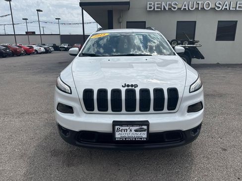 Used 2018 Jeep Cherokee Latitude w/ Altitude Package FWD image 3