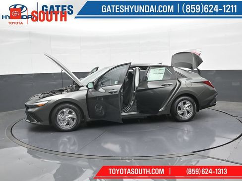 Used 2025 Hyundai Elantra SE FWD image 49