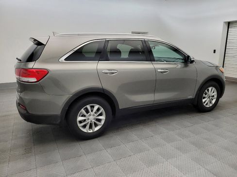 Used 2017 Kia Sorento LX w/ LX Convenience Package image 10
