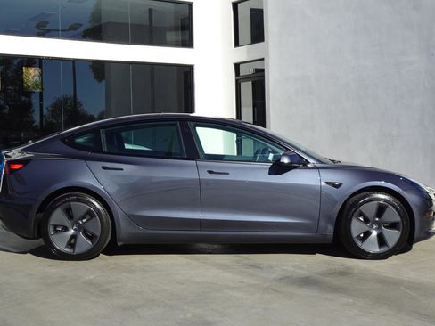 Used 2023 Tesla Model 3 Standard Range image 1
