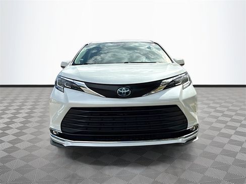 Used 2022 Toyota Sienna XLE image 2