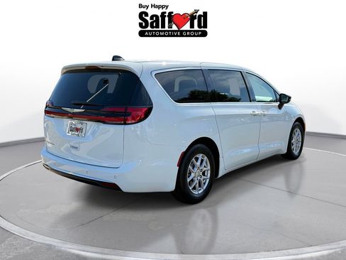 Used 2024 Chrysler Pacifica Touring-L FWD image 9