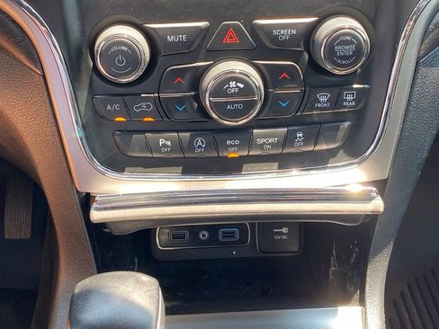 Used 2018 Jeep Grand Cherokee Laredo AWD/4WD image 17