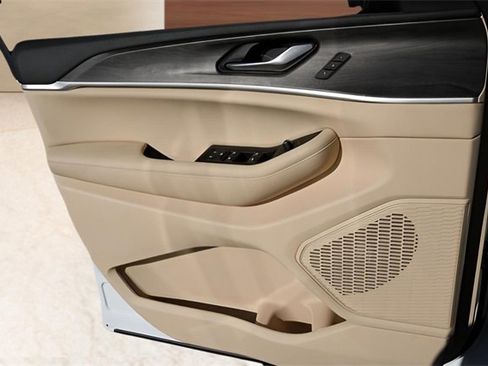 New 2025 Jeep Grand Cherokee L Limited image 11