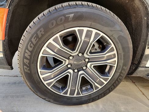 Used 2024 Jeep Wagoneer L Series II image 4