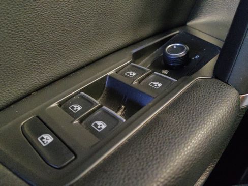 Used 2020 Volkswagen Tiguan SE AWD/4WD image 27