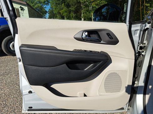 Used 2024 Chrysler Pacifica Touring-L image 26