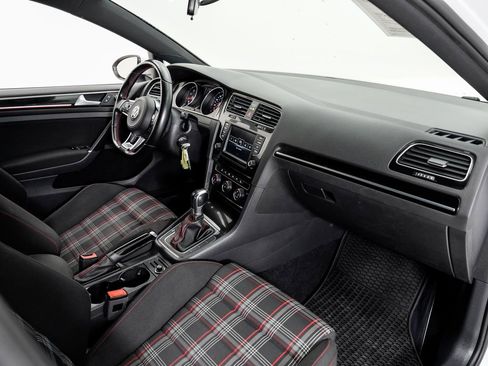 Used 2017 Volkswagen Golf S image 21