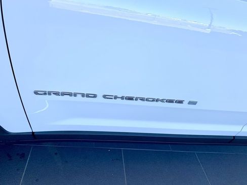 Used 2023 Jeep Grand Cherokee Laredo image 10