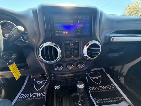 Used 2017 Jeep Wrangler Unlimited Sahara image 15