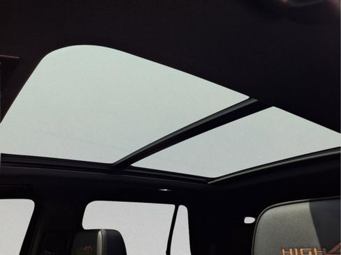 Used 2025 Chevrolet Tahoe High Country image 20