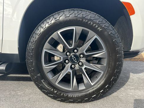 Used 2023 Chevrolet Suburban Z71 w/ Luxury Package image 24