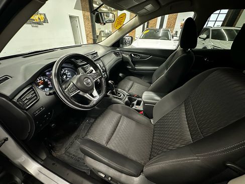 Used 2018 Nissan Rogue SV image 9