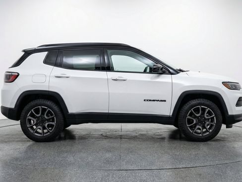 Used 2025 Jeep Compass Trailhawk AWD/4WD image 11