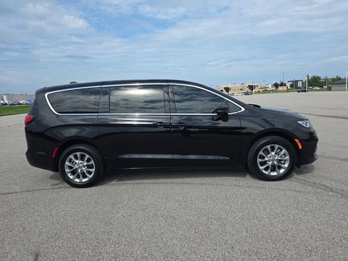 Used 2024 Chrysler Pacifica Touring-L AWD/4WD image 14