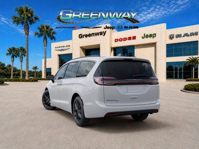 New 2026 Chrysler Pacifica Select w/ S Appearance Package