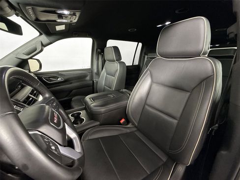 Used 2024 GMC Yukon XL SLT image 3