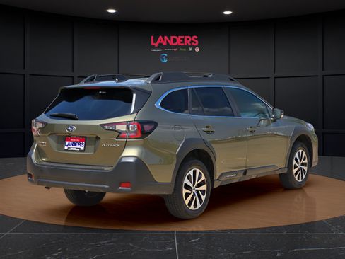 Used 2025 Subaru Outback Premium AWD/4WD image 4